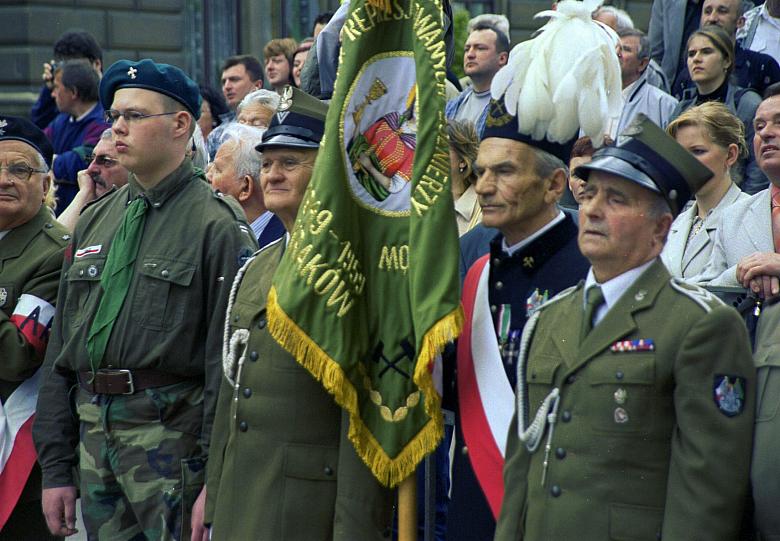 W Święcie udział wzięły liczne delegacje organizacji społecznych... 