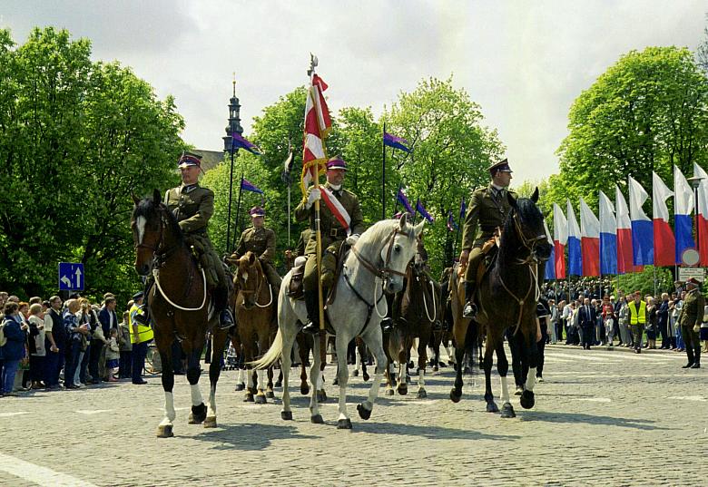 Formacje ułańskie w patriotycznym pochodzie.