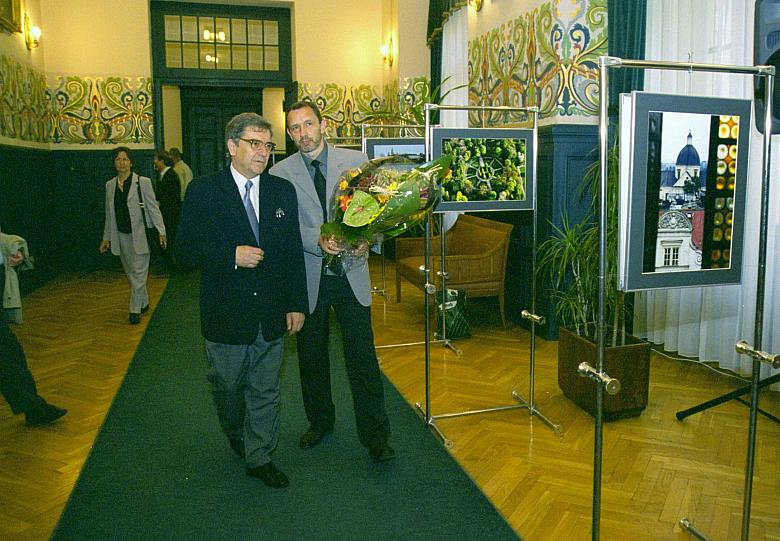 Wystawa fotograficzna "Kraków w obiektywie Wiesława Majki". Na zdjęciach autor z Henrykiem Bątkiewiczem, zastępcą Prez