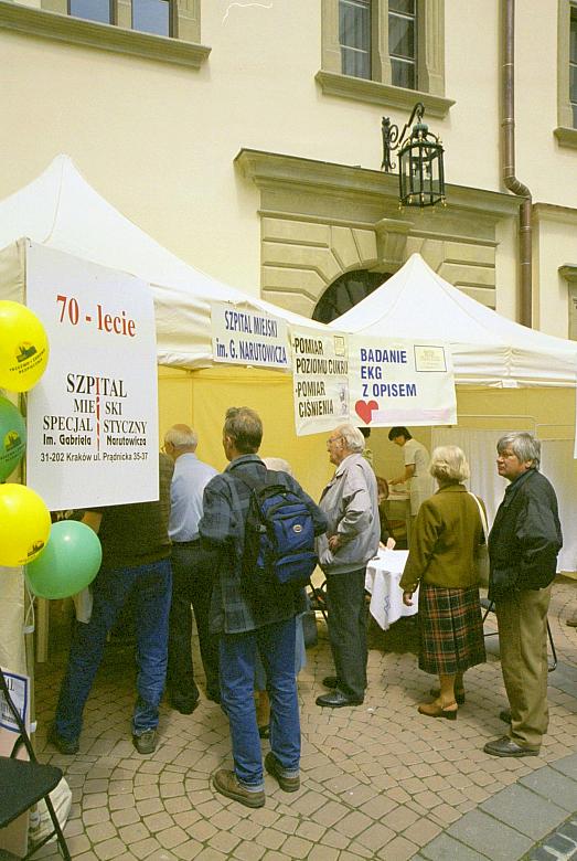 ...na dziedzińcu magistratu.