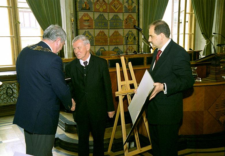 Wręczenie srebrnego medalu Cracoviae Merenti dla Akademii Ekonomicznej w Krakowie na ręce Jego Magnificencji prof. dr. hab. Rysz