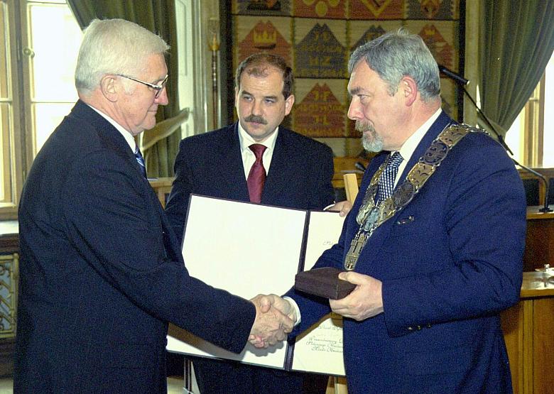 Brązowy medal Cracoviae Merenti dla Edwarda Szymańskiego za zaangażowanie w proces rewaloryzacji zabytków Krakowa.