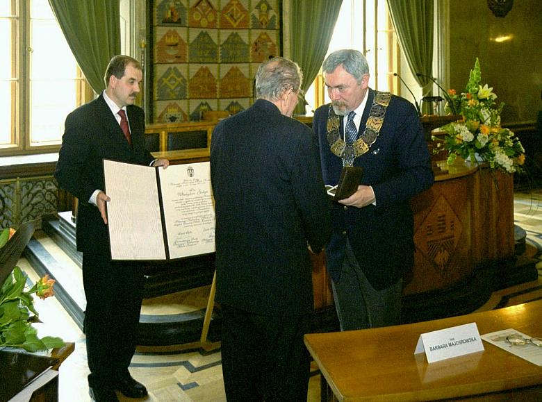 Prezydent Jacek Majchrowski wręcza brązowy medal Cracoviae Merenti Władysławowi Godyniowi, wielkiemu filantropowi i mecenasowi s