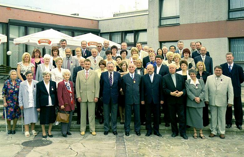 Wspólna fotografia uczestników jubileuszowych uroczystości.