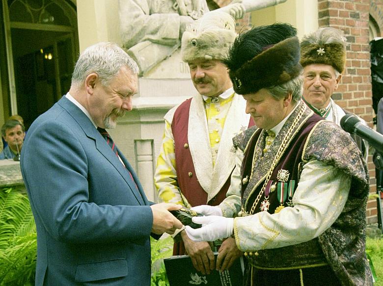 Prezydent Miasta Krakowa
Jacek Majchrowski otrzymał z rąk Starszego Bractwa Leszka Gołdy "Srebrny Guz Oracewicza".