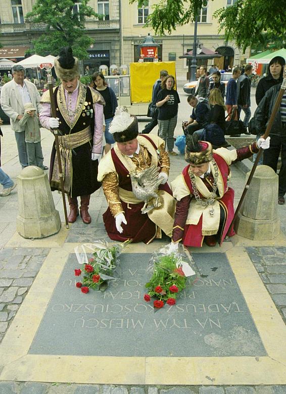 Król Kurkowy wraz z Marszałkami  Tadeuszem Rysiem i Ryszardem Maślanką złożyli wiązanki na płycie Tadeusza Kościuszki...