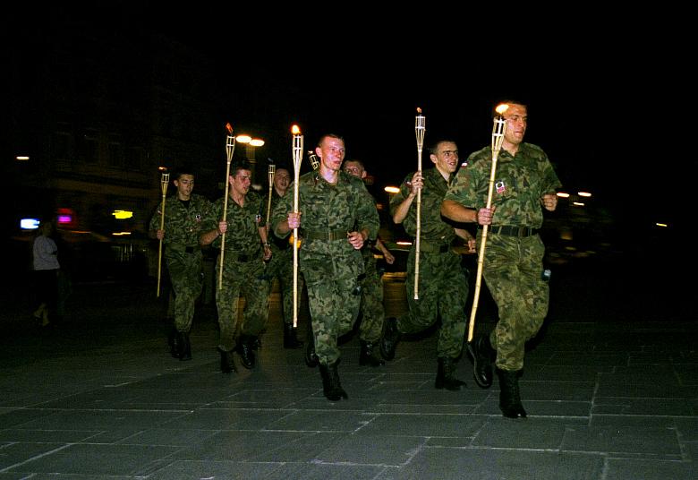 Późnym wieczorem, z Sowińca  na krakowski Rynek,  przybył patrol strzelecki z płonącymi pochodniami...