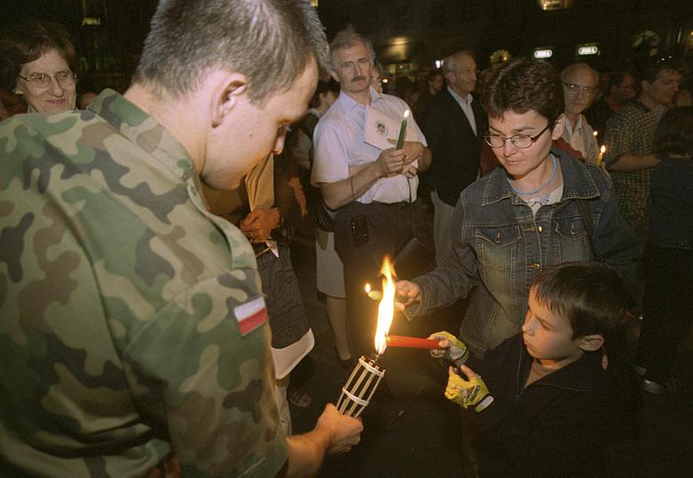 ...od których zapłonęło tysiące  świeczek. 