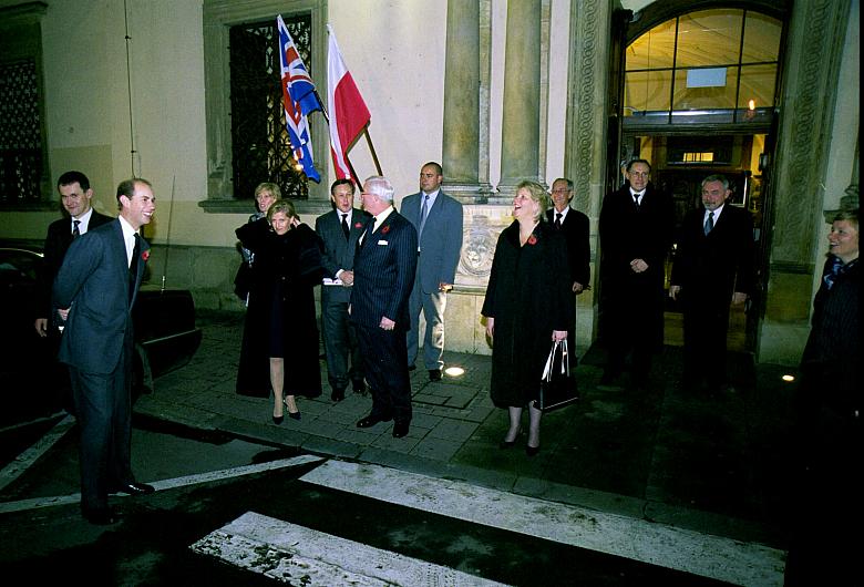 Pożegnanie brytyjskiej książęcej pary przed magistratem.