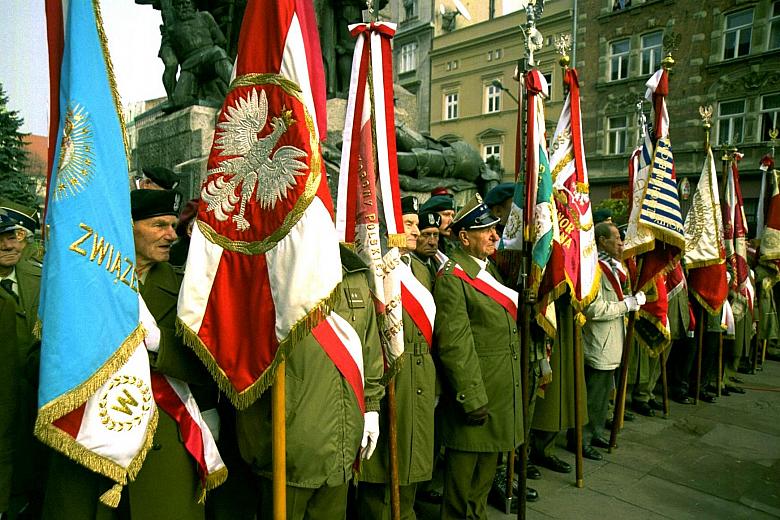 Poczty sztandarowe organizacji kombatanckich i niepodległościowych przy Grobie Nieznanego Żołnierza. 