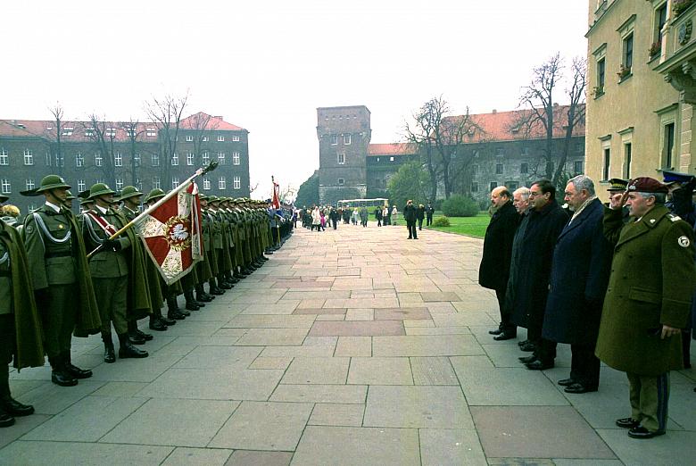 Uhonorowanie sztandarów Wojska Polskiego, Policji oraz Chorągwi Stołecznego Królewskiego Miasta Krakowa.