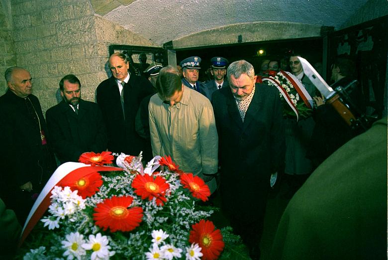 Prezydent Miasta Krakowa Jacek Majchrowski i zastępca Przewodniczącego Rady Miasta Krakowa Wiesław Misztal składają wiązankę prz