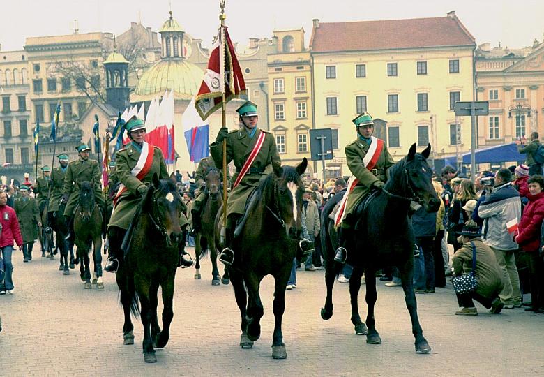 Przemarsz pochodu patriotycznego Drogą Królewską.