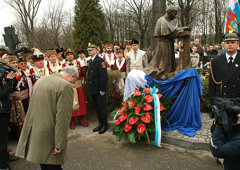 Ceremonia składania kwiatów. Pierwszy złożył wieniec Prezydent Miasta Krakowa...