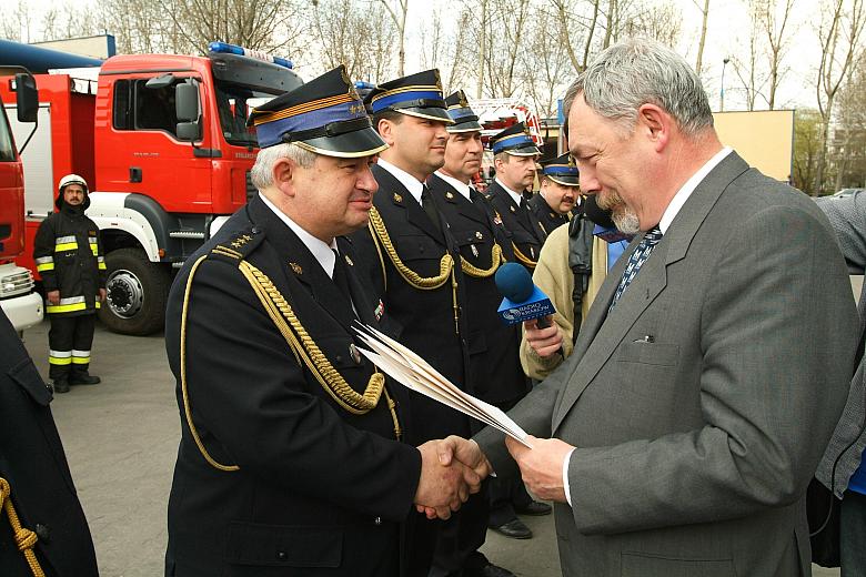 Uroczyste przekazanie samochodów przez  Prezydenta Miasta Krakowa Jacka Majchrowskiego... 