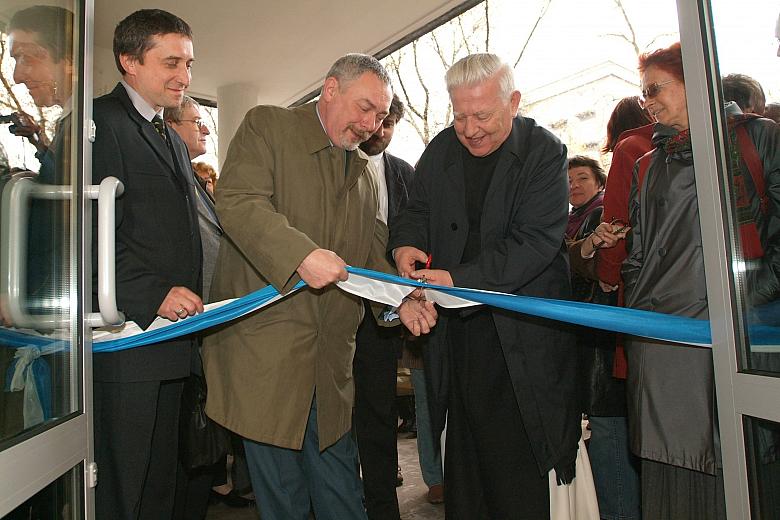 Wstęgę przeciął Prezydent Miasta Krakowa Jacek Majchrowski wraz z Ojcem Niwardem Karsznią, proboszczem Parafii oo. Cystersów.