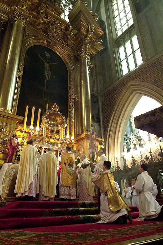 Mszę świętą celebrował 
ksiądz bp. Jan Zając. 
I jak co roku odezwał się Dzwon Zygmunta, którego głos można usłyszeć tylko pod