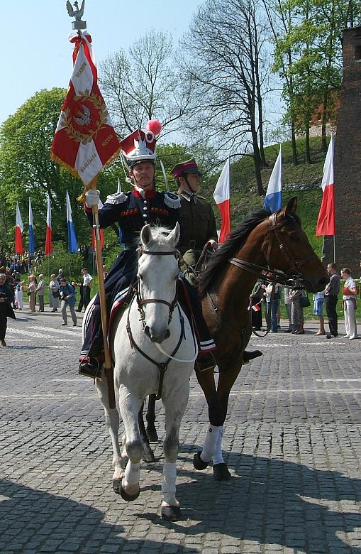 ... w historycznych strojach.