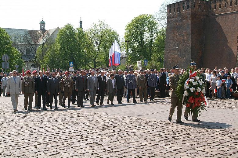 Pod Krzyżem Katyńskim liczna delegacja władz samorządowych i państwowych złożyła wspólny wieniec "Od Społeczności Krakowa i