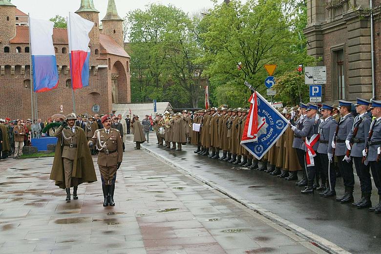 Przegląd Podooddziałów Wojska Polskiego i Policji przez generała brygady Edwarda Gruszkę,
Szefa Sztabu 2. Korpusu Zmechanizowan