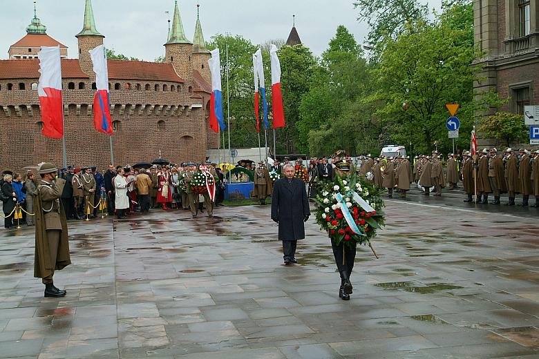 Złożenie przy Grobie Nieznanego Żołnierza wieńców i kwiatów przez uczestników uroczystości.