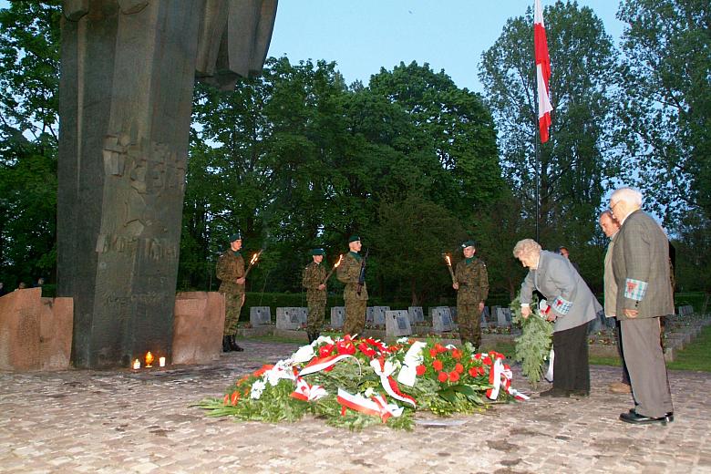 Kwiaty od przedstawicieli organizacji kombatanckich i niepodległościowych.