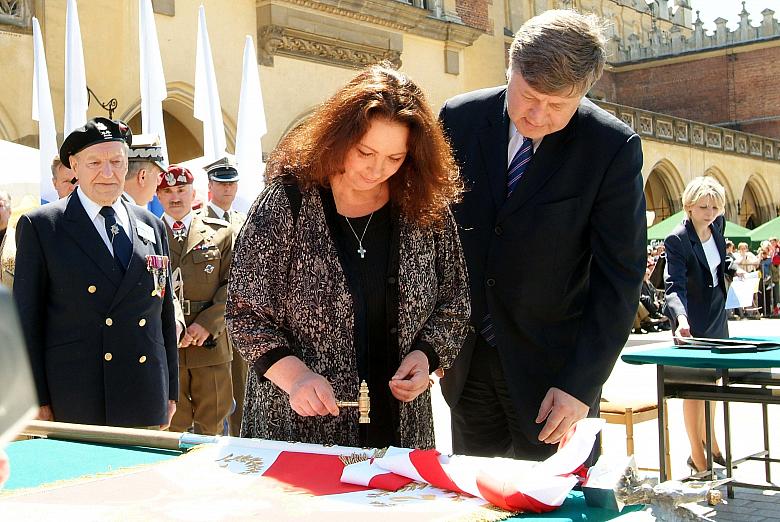 Ceremonia wbicia gwoździ. 
Anna Dymna, matka chrzestna sztandaru...