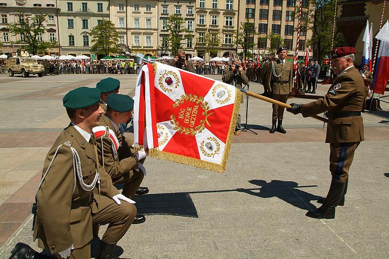 Dowódca 2. Korpusu Zmechanizowanego wręcza sztandar pocztowi.