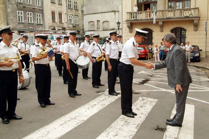 Kazimierz Bujakowski, zastępca  Prezydenta Krakowa podziękował muzykom za koncert.  