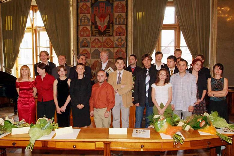 Na zakończenie uroczystości laureaci zostali zaproszeni do wspólnej fotografii.