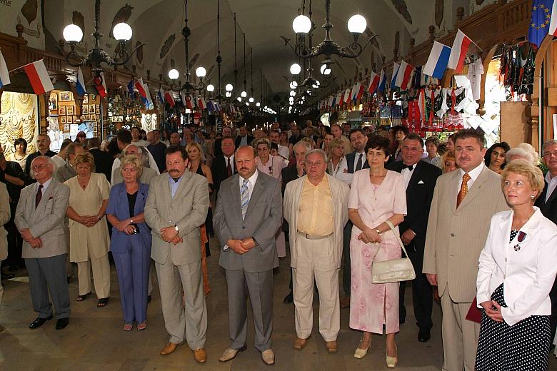 Pasaż handlowy w Sukiennicach. 
W uroczystości udział wzięli również przedstawiciele władz miasta i województwa oraz mieszkańcy