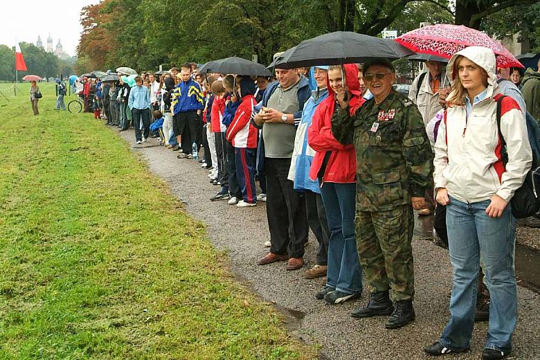 Mimo padającego deszczu wielu Krakowian przyszło zobaczyć pokaz kawalerii konnej. 