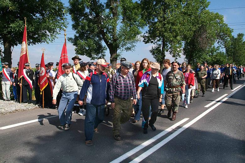 Przemarsz uczestników uroczystości. 