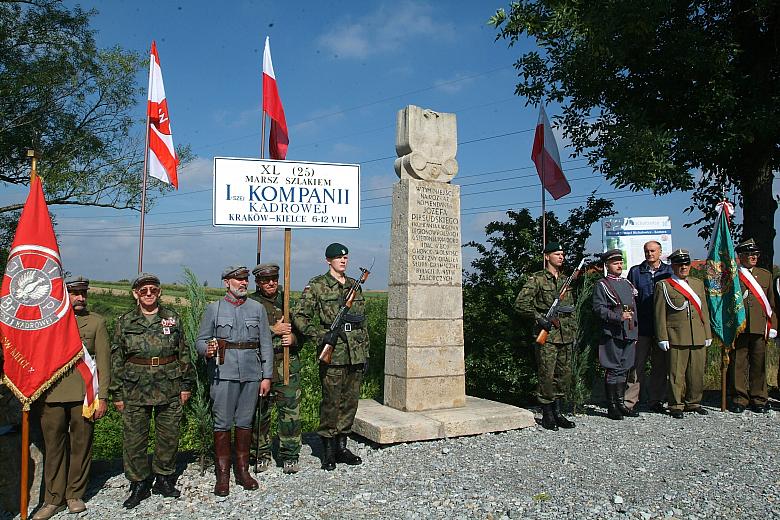 Uczestnicy XL (25. po wojnie) Marszu Szlakiem I Kompanii Kadrowej. 