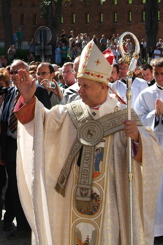 Nowy Arcypasterz, następca św. Stanisława i Karola Wojtyły, ubrany w racjonał św. Jadwigi,...