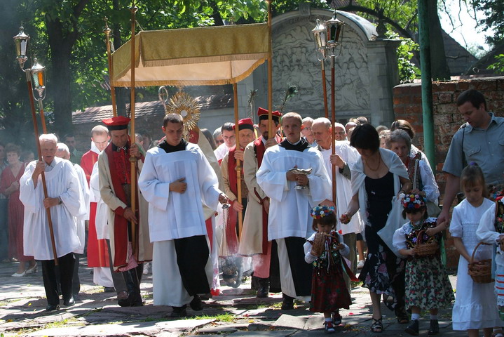 ...i procesją wokół kościoła.