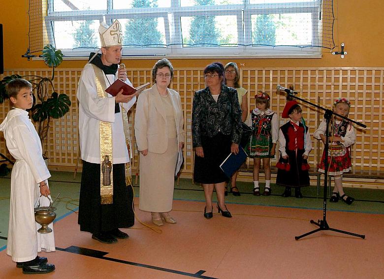 Opat tyniecki poświęcił nową szkołę.