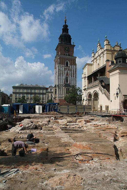 Przewidywany termin zakończenia prac remontowych został ustalony na 31 maja 2006.