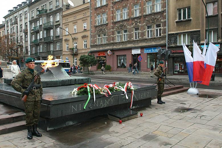 Po uroczystej mszy świętej w Bazylice Mariackiej uczestnicy uroczystości przeszli na plac Matejki, gdzie złożyli kwiaty na Grobi