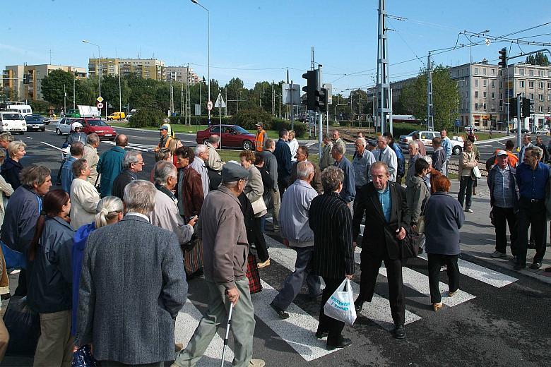 Pierwsi użytkownicy zmodernizowanego Ronda Kocmyrzowskiego, które połączyło Nową Hutę ze Starym Miastem.