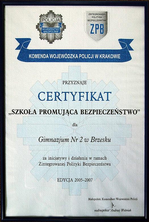 Certyfikat jest dokumentem potwierdzającym przystąpienie przez szkołę do projektu Zintegrowanej Polityki Bezpieczeństwa oraz wyk