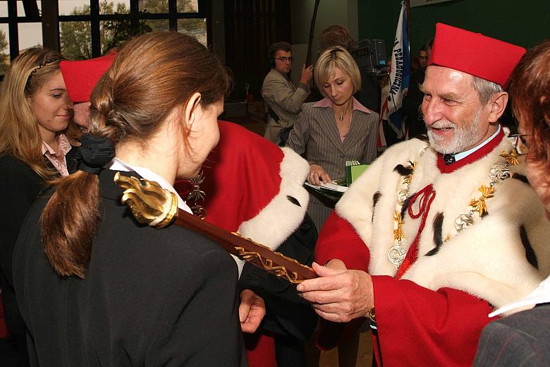 Rektor Henryk Żaliński oprócz indeksów wręczył studentom podarunki (zegarki).