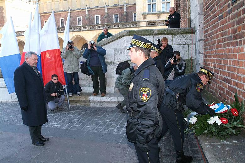 Prezydent Miasta Krakowa 
Jacek Majchrowski złożył wieniec pod tablicą upamiętniającą wyzwolenie Krakowa spod władzy zaborczej.