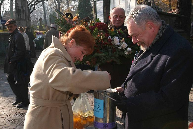 To już XXV kwesta na cmentarzu Rakowickim, zorganizowana przez Obywatelski Komitet Ratowania Krakowa.