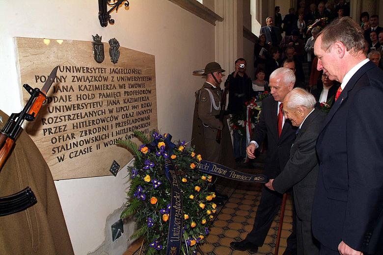 Podczas uroczystości złożono kwiaty pod tablicą upamiętniającą wydarzenia 
z lipca 1941, kiedy to rozstrzelano profesorów z Uni