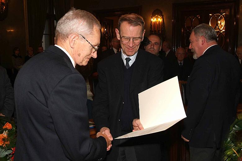 Nagrodę za wybitne osiągnięcia w dziedzinie nauk biomedycznych otrzymał 
prof. dr hab. Aleksander Koj.