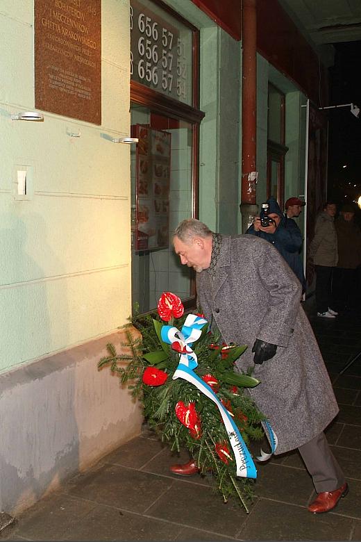 Uroczystość otwarcia Placu Bohaterów Getta rozpoczęła ceremonia złożenia kwiatów pod pamiątkową tablicą. Wieniec złożył Prezyden