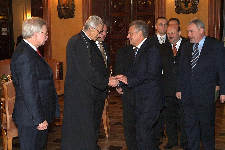 We foyer sali Obrad Rady Miasta Krakowa na gościa czekali przedstawiciele władz kościelnych, wojewódzkich i miejskich.