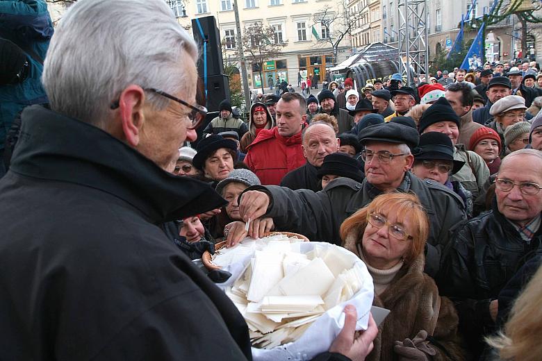 ...krakowianie składali życzenia i dzielili się opłatkami z kardynałem Franciszkiem Macharskim... 
