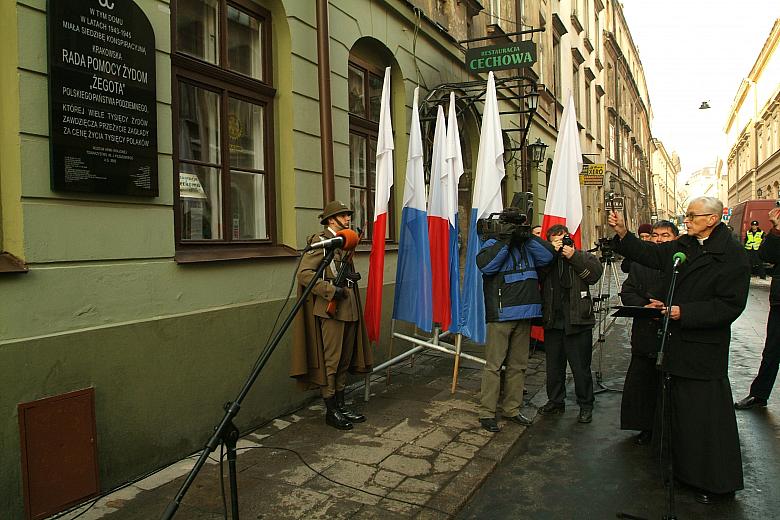 Tablicę poświęcił Ks. Franciszek Kardynał Macharski.